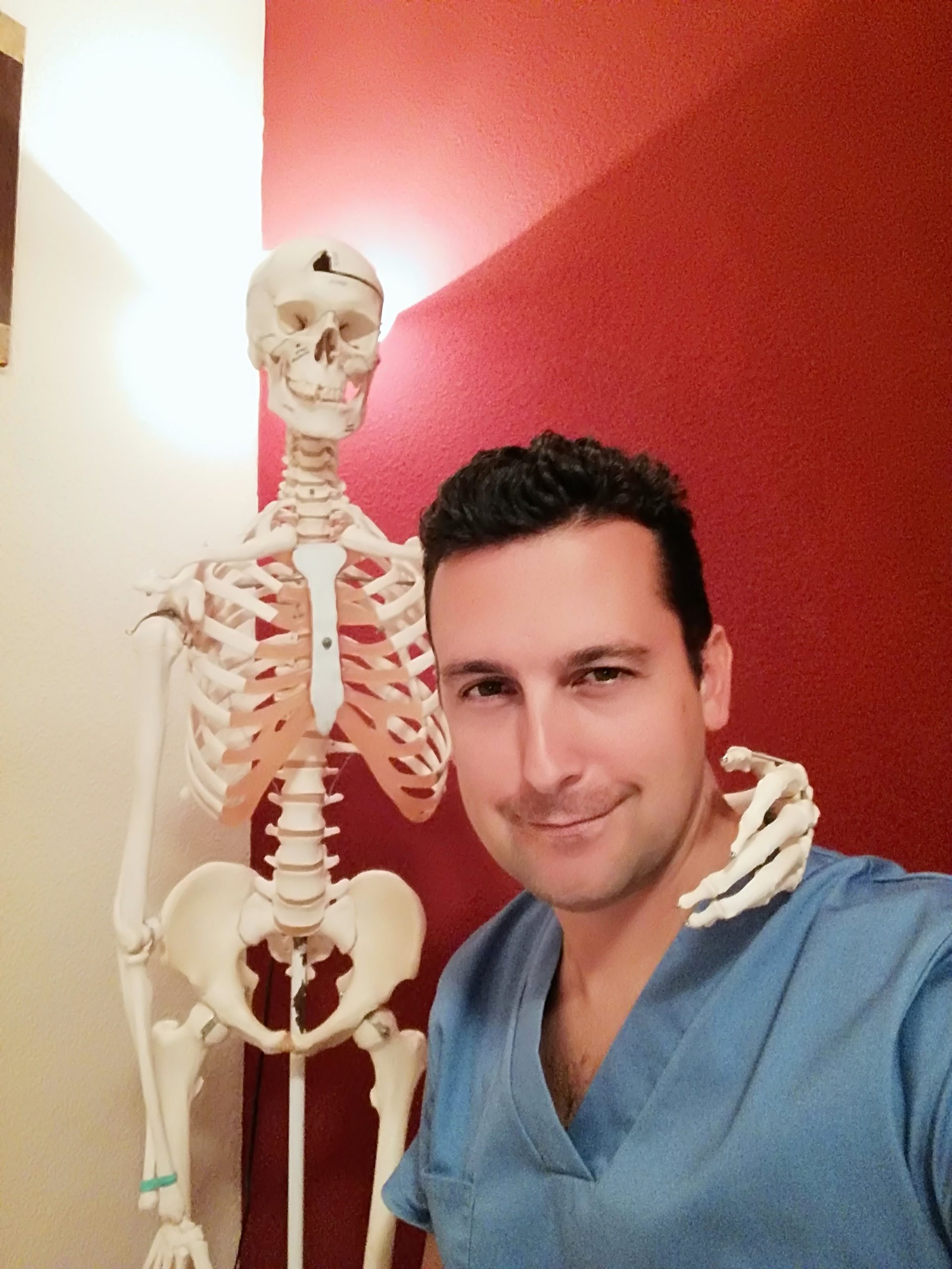 Francisco Roque, osteópata en Madrid, durante una sesión